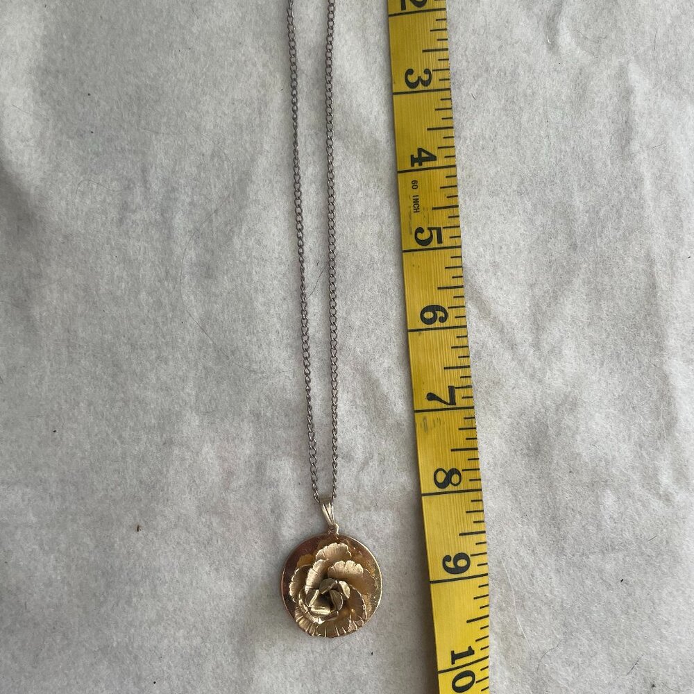 Vintage gold tone rose necklace - Picture 3 of 4
